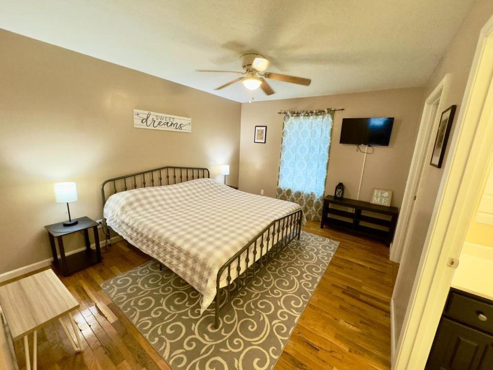 Cozy 2 Bedroom Townhouse Near Lake And Restaurants 甘特斯维尔 外观 照片