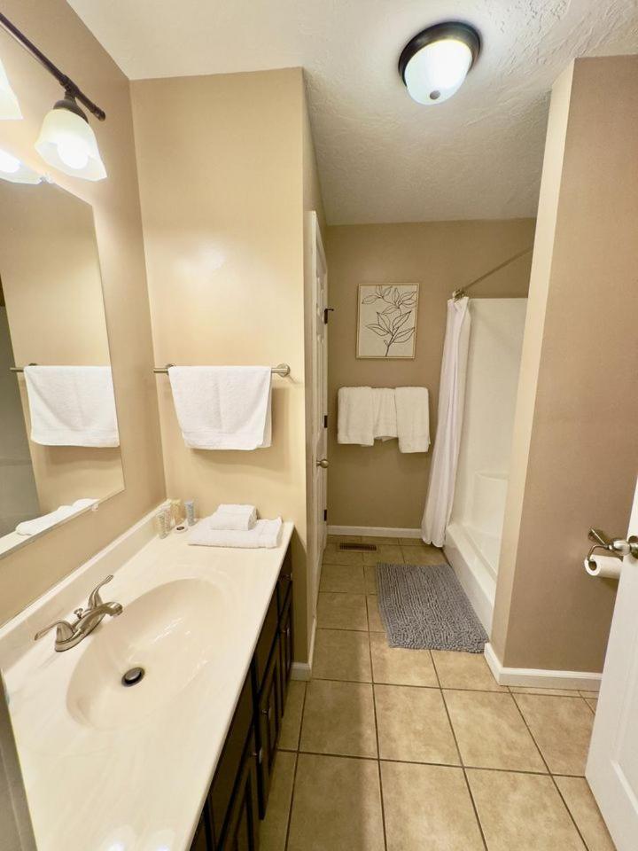 Cozy 2 Bedroom Townhouse Near Lake And Restaurants 甘特斯维尔 外观 照片